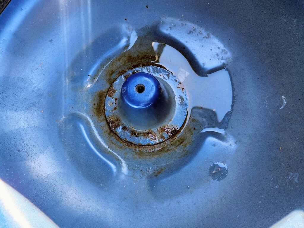 インプレッサ WRX STI トランクにできた錆とトランクに水が溜まってる様子。