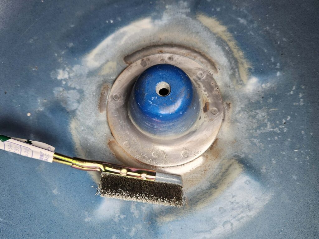 インプレッサ WRX STIのトランクにできた錆とワイヤーブラシ。