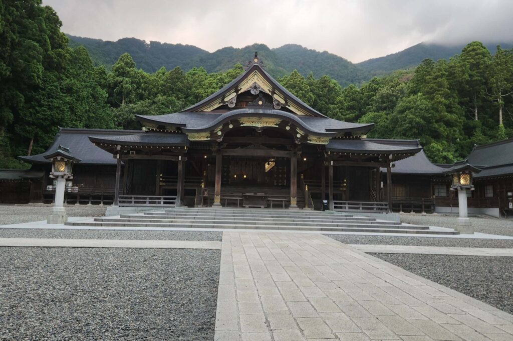 夕暮れの彌彦神社