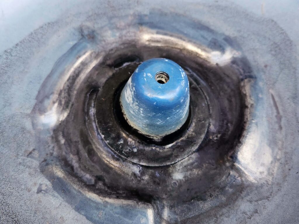 インプレッサ WRX STIのトランクにできた錆に赤サビ転換剤を塗って四ヶ月後の様子。