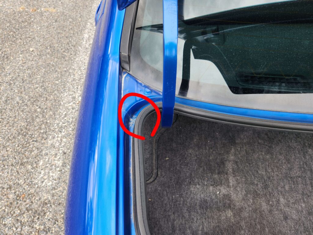 GDB インプレッサのトランクとボディ(クォーターパネル)の繋ぎ目を写した様子。