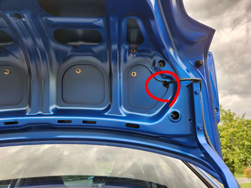 GDB インプレッサ ハイマウントブレーキランプにつながる配線を指した様子。