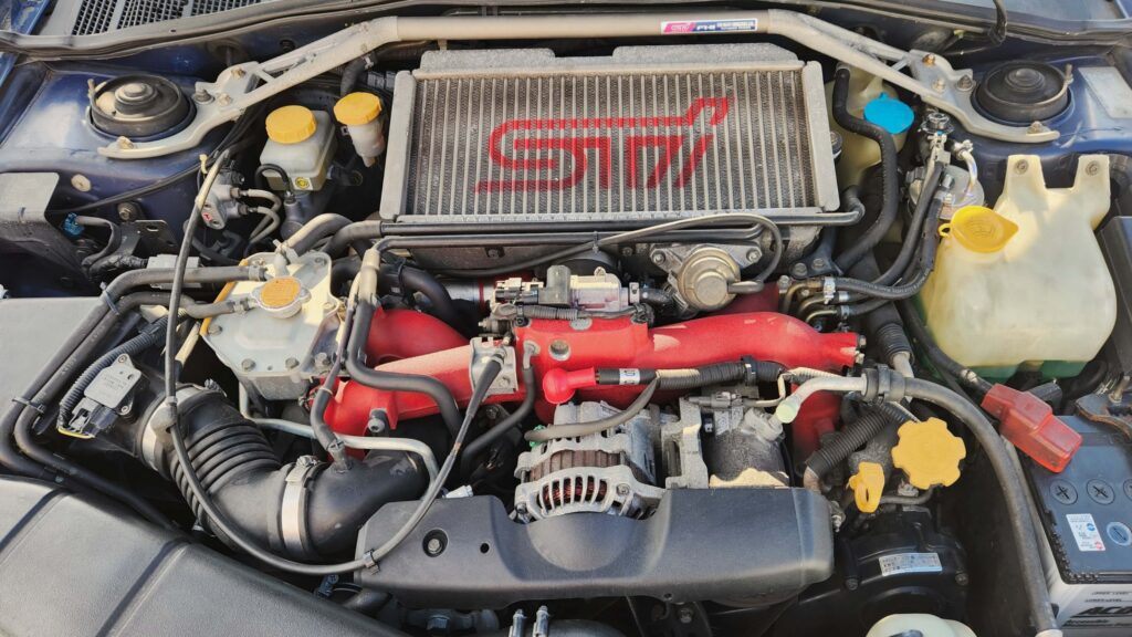 スバル・インプレッサWRX STIのエンジンルーム EJ20