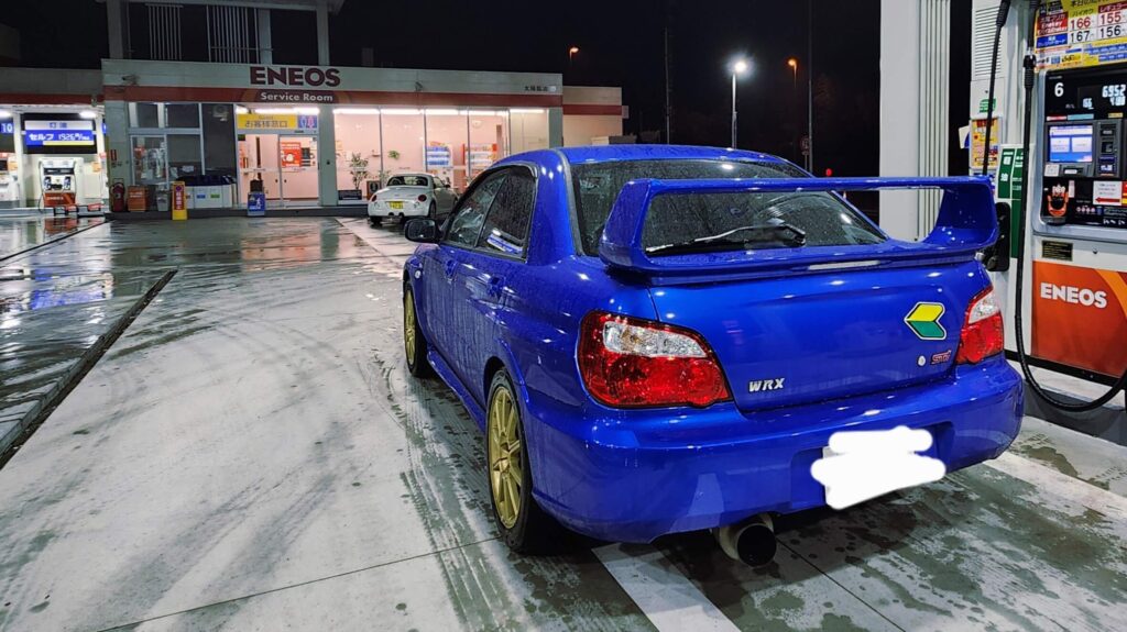 ガソリンスタンドに佇むスバル・インプレッサWRX STI